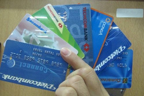 Rút hết tiền trong thẻ ngân hàng, nên khóa thẻ hay để nguyên?