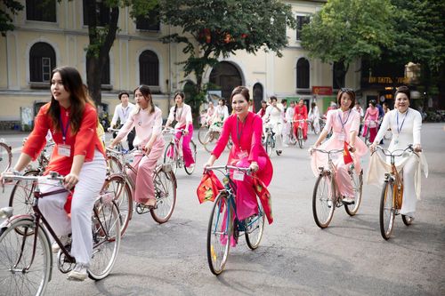 Di sản Tràng An, phố cổ Hội An được khắc họa độc đáo trên tà áo dài
