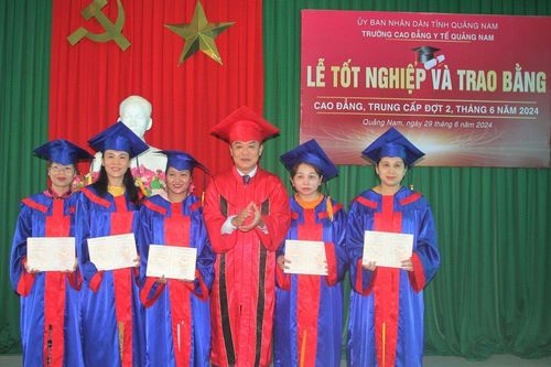 SV Trường CĐ Y tế Quảng Nam nhận bằng tốt nghiệp sau sự cố hiệu trưởng bị bắt