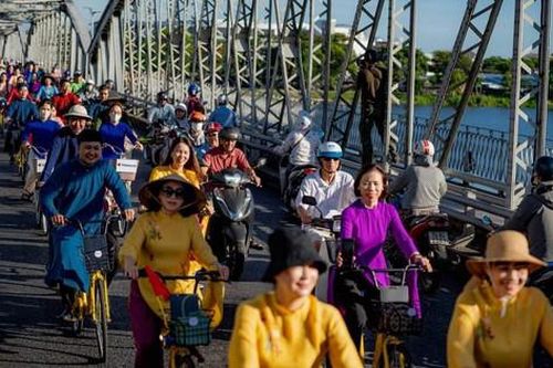 Hàng trăm người mặc áo dài đạp xe ở Huế