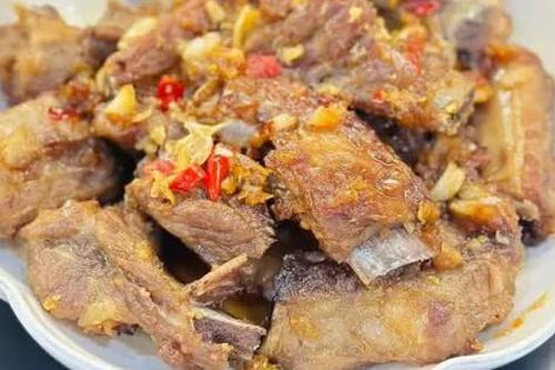 Cách làm sườn rim tỏi ớt