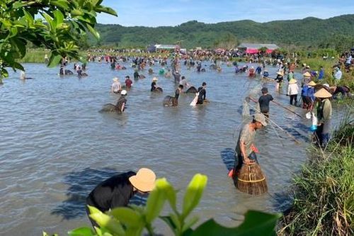 Sau tiếng trống, hàng nghìn người lao xuống đầm bắt cá cầu may