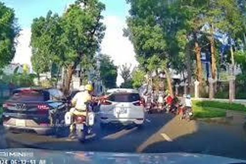 CSGT mở đường cho xe chở sản phụ vỡ ối đến bệnh viện kịp thời