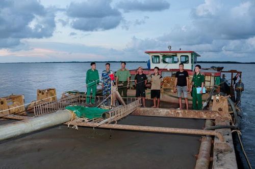 Bắt giữ tàu khai thác cát lậu trên vùng biển Sóc Trăng