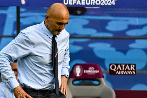 Italy sụp đổ, HLV Spalletti dễ trả giá