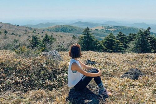 Ngọn núi cao nhất Hàn Quốc bị phá hoại bởi mì ăn liền