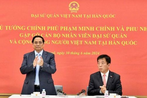 Thủ tướng Phạm Minh Chính gặp gỡ cán bộ, nhân viên Đại sứ quán, cộng đồng người Việt Nam tại Hàn Quốc
