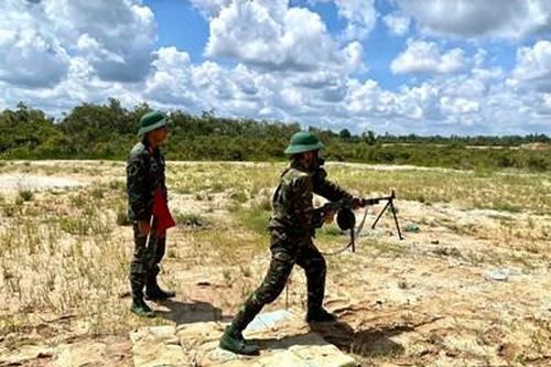 Kiểm tra bắn đạn thật các bài súng bộ binh