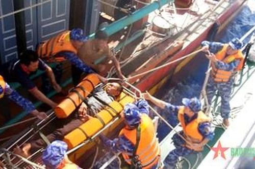 Vùng Cảnh sát biển 2 cấp cứu ngư nhân bị nạn trên biển