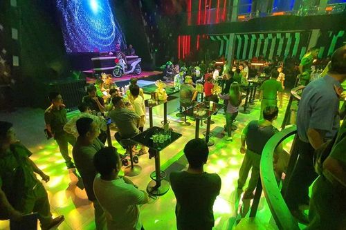 Đột kích quán bar, phát hiện hàng chục đối tượng phê ma túy