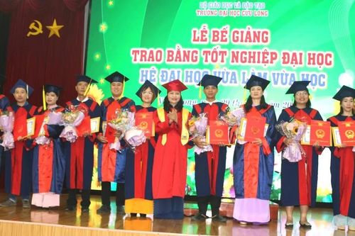 Trường ĐH Cửu Long trao bằng tốt nghiệp ĐH cho 247 sinh viên hệ vừa học vừa làm
