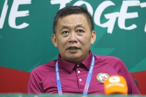 Vượt mặt HLV Nam Định, thuyền trưởng Bình Định được vinh danh