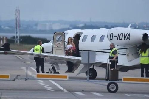 Tự tin thắng Slovakia, dàn WAGs tuyển Anh thuê máy bay riêng tới Đức ăn mừng