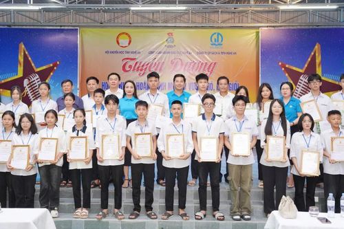 Công đoàn Giáo dục Nghệ An tuyên dương học sinh mồ côi vượt khó, học giỏi