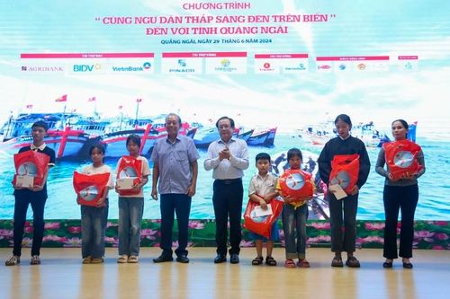 Báo Pháp Luật TP HCM trao nhiều phần quà ý nghĩa cho bà con ngư dân tỉnh Quảng Ngãi