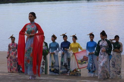 Áo dài ba miền 'hội tụ' tại Huế