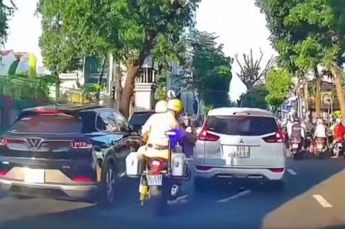 Hai chiến sĩ CSGT mở đường giúp ô tô chở sản phụ đến bệnh viện kịp thời