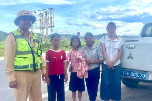 3 mẹ con bị xe khách 'đuổi' xuống giữa đường được CSGT chở về nhà