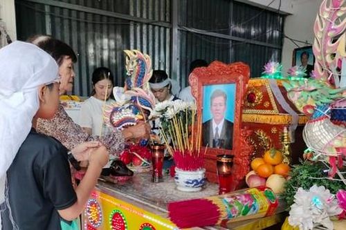 Mẹ bị sét đánh tử vong, cha đột ngột qua đời, bé 11 tuổi mồ côi