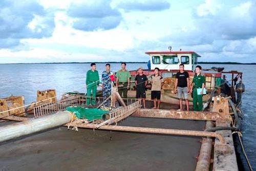Phát hiện nhóm người khai thác cát biển trái phép