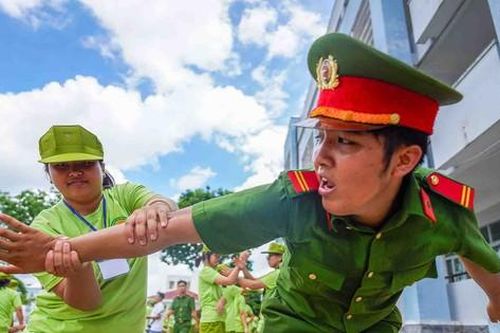 Chiến sĩ nhí hào hứng học kỹ năng tự vệ, trấn áp tội phạm...
