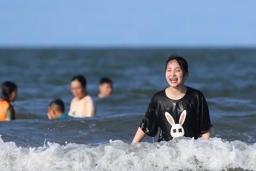 Nắng nóng, du khách đổ về biển Hà Tĩnh 'giải nhiệt'