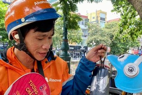 Khoác áo 'điều hòa', xách bình đá lạnh mưu sinh dưới nắng nóng bỏng rát