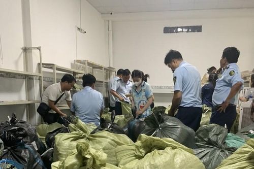 Kiểm tra đột xuất hộ chuyên livestream, tạm giữ 10 tấn hàng trị giá hơn 1 tỷ