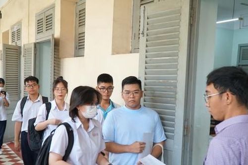 Sự cố thi tốt nghiệp THPT tại TPHCM: Cán bộ coi thi ký nhầm, thí sinh mất oan 10 phút làm bài Ngữ Văn