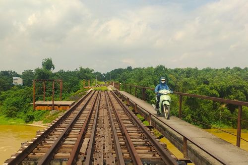 Cận cảnh cây cầu sắt hơn 60 tuổi bắc qua sông Cầu