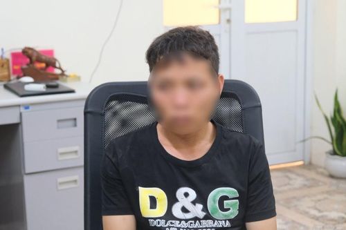 Chủ cửa hàng bán quần áo vận chuyển trái phép 5 bánh heroin
