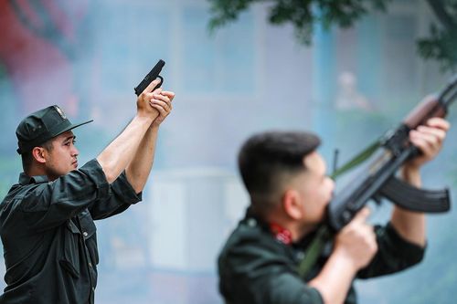 Các trường hợp người thi hành nhiệm vụ được nổ súng không cần cảnh báo