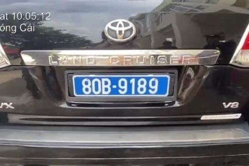 Tài xế ô tô Land Cruiser bị dừng xe ở trạm thu phí, lộ việc gắn biển 80B giả