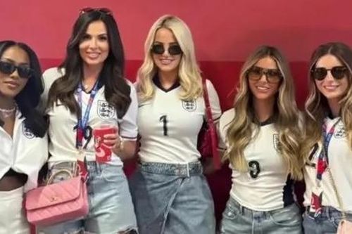 Anh đấu Slovakia, chưa gì dàn WAGs thuê máy bay riêng đến... ăn mừng
