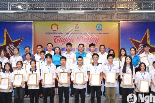 Nghệ An tuyên dương 52 học sinh mồ côi có nhiều thành tích trong học tập