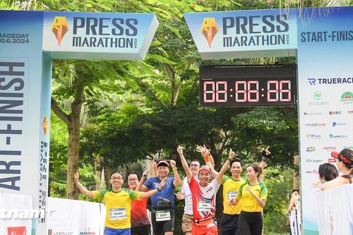Hàng trăm phóng viên, nhà báo chinh phục cự ly marathon đặc biệt 21,6km
