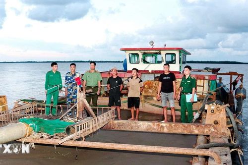 Bộ đội Biên phòng Sóc Trăng phát hiện xà lan khai thác cát biển trái phép