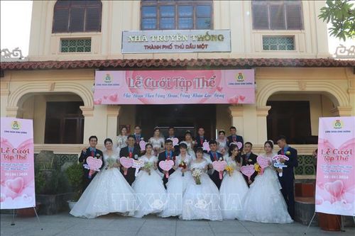 Lễ cưới tập thể cho 10 cặp đôi công nhân lao động ở Bình Dương