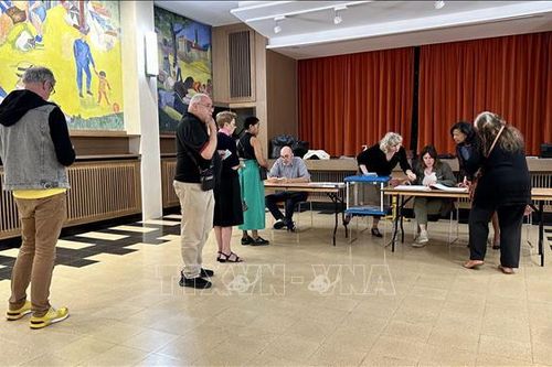 Người dân Pháp đi bầu cử Quốc hội vòng một