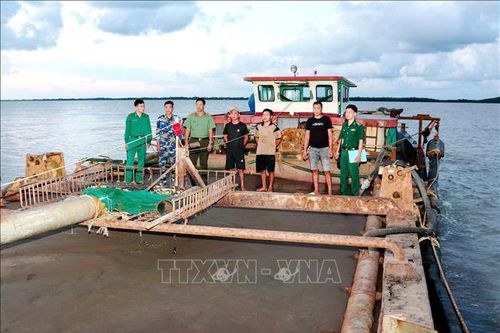 Biên phòng Sóc Trăng bắt giữ phương tiện khai thác cát biển trái phép