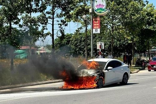 Chi tiết vụ Mazda3 bốc cháy tại Hà Tĩnh, chủ xe yêu cầu bồi thường ngang giá trị xe