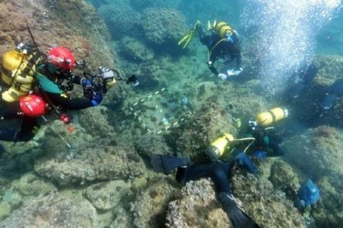 Đi lặn biển, bất ngờ phát hiện kho báu đầy vàng