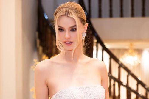 Đương kim Miss World quyến rũ với váy dạ hội