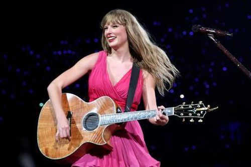Taylor Swift gặp sự cố trên sân khấu, vũ công phải ra tay 'cứu giá'