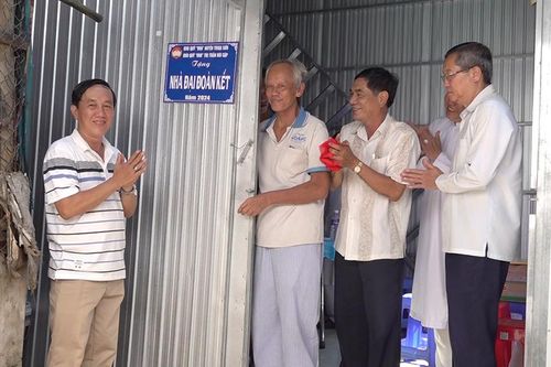 Bàn giao nhà Đại đoàn kết cho hộ cận nghèo ở thị trấn Núi Sập