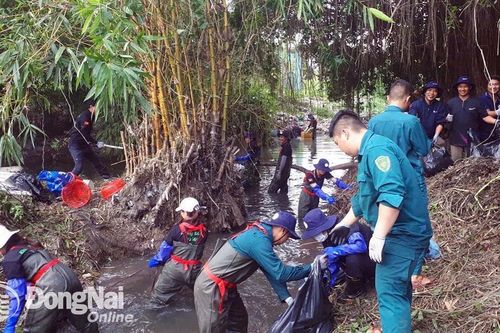 Ra quân dọn dẹp vệ sinh lòng suối Săn Máu