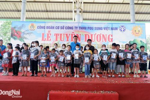 Tuyên dương, khen thưởng hàng ngàn con công nhân Học giỏi, sống tốt