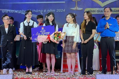 Thí sinh Đào Bích Ngân đạt giải Én vàng cuộc thi 'Én học đường' năm 2024