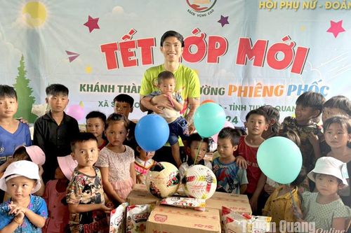 Cầu thủ Đoàn Văn Hậu tham gia khánh thành điểm trường Mầm non Khuổi Phìn