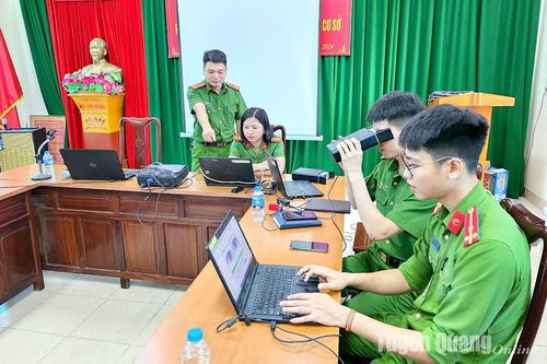 Công bố điện thoại cán bộ hỗ trợ, hướng dẫn người dân làm căn cước